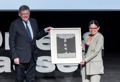 Julia Navarrete recibe el premio a la mejor investigación de manos del presidente de la Generalitat, Ximo Puig.