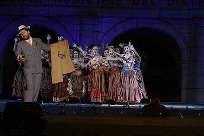 Raúl Paz, cantando <i>Caballero de gracia</i> en la zarzuela <i>La Gran Vía,</i> de Chueca y Valverde.