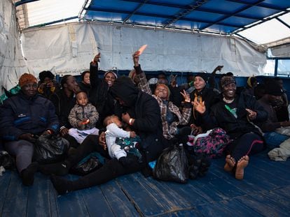 Un grupo de mujeres celebra su rescate en alta mar en la cubierta del barco español 'Aita Mari', en aguas próximas a la isla italiana de Lampedusa, el pasado 21 de febrero.