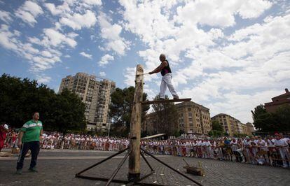 Patxi Larretxea corta un tronco de árbol con un hacha durante el Campeonato Navarro de Deporte Rural.