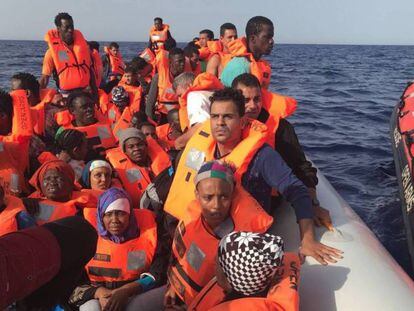 Rescate de la ONG Open Arms este sábado a 33 millas de la costa de Libia. A bordo iban 60 personas.