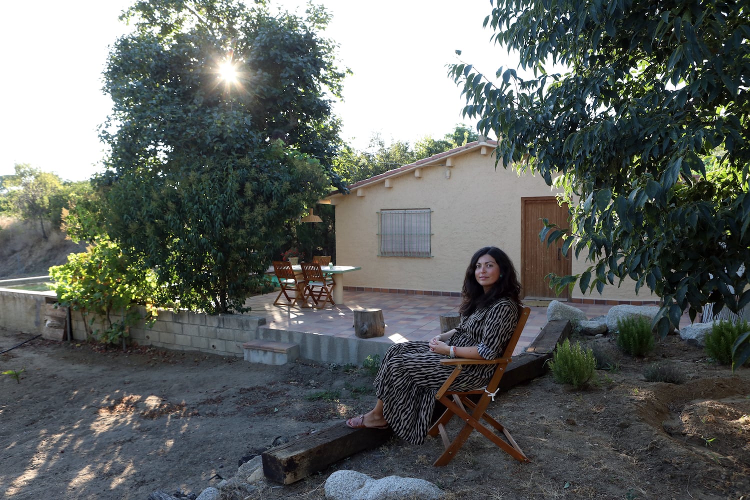 Eva Piqué, en su casita y huerto de Falset (Tarragona).