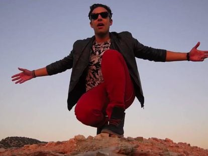 Fotograma del videoclip de Ahmed Soultan, 'Ana O Rassi'.