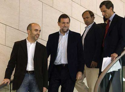 Mariano Rajoy y el líder del PP en Cataluña, Daniel Sirera, a su izquierda, ayer en Barcelona.