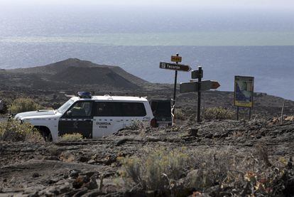 La Guardia Civil impide el paso hacia la localidad de La Restinga, desde donde se pueden observar los focos de la erupción volcánica submarina.