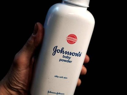 Johnson & Johnson retira del mercado mundial su polvo de talco para bebés