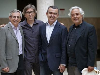 El vicerrector de la Universidad, Antonio Ari&ntilde;o, David Trueba, Lorenzo Silva y Javier de Lucas momentos antes de la mesa redonda.