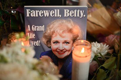 Homenaje en las calles de Hollywood a Betty White tras su reciente fallecimiento.