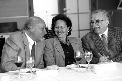 Madrid, España, 20 de abril de 1999. Acto de entrega del premio Alfaguara de novela al escritor Manuel Vicent por su obra 'Son de Mar'. De izquierda a derecha, Vicent, Isabel de Polanco, editora de Santillana, y Gabriel García Márquez.