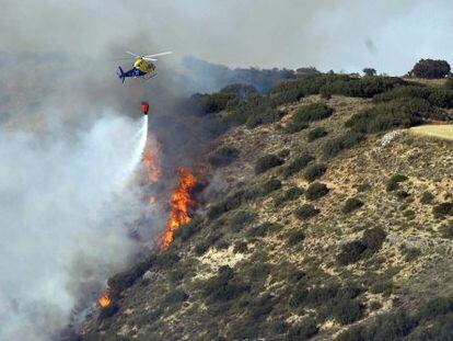 Un helic&oacute;ptero, en el incendio declarado en Humanes (Guadalajara). 