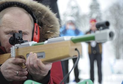 El recién elegido presidente de rusia Vladímir Putin sostiene un rifle adaptado para personas con problemas de visión durante una visita a los atletas paralímpicos que formaban parte del programa Laura de entrenamientos en la ciudad de Sochi.