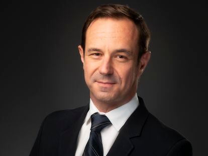Sébastien Guigues, director general de Renault y Alpine en España, ha sido 
nombrado presidente de la Cámara de Comercio Franco-Española. Toma el relevo de Alexandre de Palmas, que le entrega el testigo tras un año en el cargo.