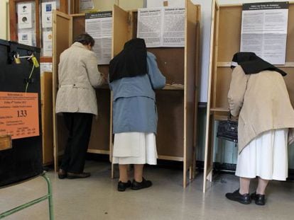 Tres mujeres votan en el refer&eacute;ndum sobre si abolir el Senado hoy en Dubl&iacute;n.