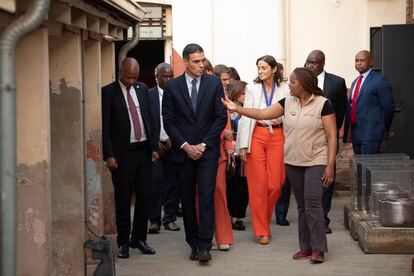 Sánchez, el jueves durante la visita a la cárcel de Johanesburgo donde estuvo preso Mandela.