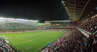 Imagen del viejo San Mamés, en 2010, durante un partido entre el Athletic y el Barcelona.