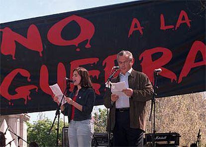 EL juez Baltasar Garzón, acompañado de su hija, lee un manifiesto en un acto contra la guerra en la Puerta de Alcalá de Madrid.