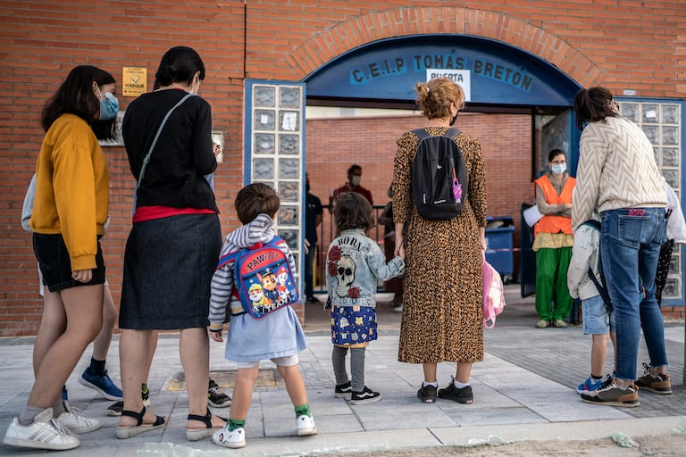 Un grupo de madres deja a sus hijos en un colegio de la capital, el pasado 8 de septiembre.