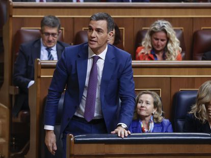 El presidente del Gobierno, Pedro Sánchez, vota durante la segunda jornada del debate de investidura en el Congreso, el pasado 16 de noviembre.