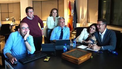 La noche electoral en Génova 13. De izquierda a derecha, Álvaro Pérez, José Luis Martínez Almeida, Cuca Gamarra, Elías Biedodo, Isabel Díaz Ayuso y Alberto Nuñez Feijóo, en una foto distribuida por el Partido Popular.