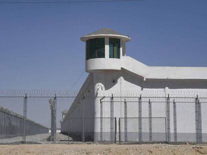 Torre de vigilancia en un llamado centro de internamiento en Xinjiang.  
