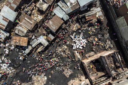 Vista aérea que muestra a los residentes tratando de salvar algunas pertenencias del mercado central de Anosibede incendiado, en Antananarivo (Madagascar)