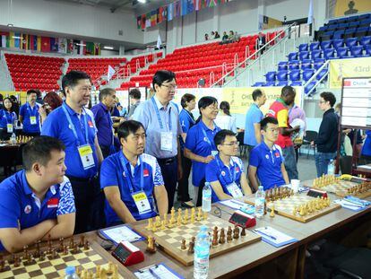 Sentados, los cuatro mejores jugadores chinos en la Olimpiada, junto a tres directivos de su delegación. De izquierda a derecha: Li, Bu, Yu y Ding.