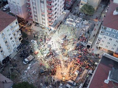 Los equipos de rescate trabajan en un edificio derrumbado en Estambul.