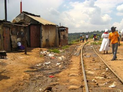 La línea de tren Kenia-Uganda es un parada ineludible de las visitas turísticas a Kibera.