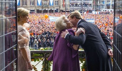 El rey Guillermo-Alejandro besa a su madre la reina Victoria en presencia de su mujer, Máxima, en el balcón del Palacio Real de Ámsterdan (Holanda).