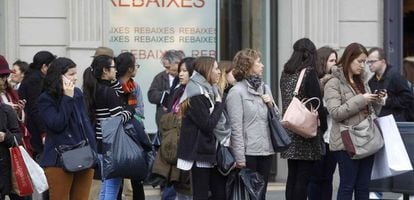 Un grupo de personas pasa por una calle comercial de Barcelona. EFE/Archivo