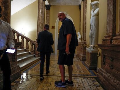El senador demócrata John Fetterman en los pasillos del Capitolio, la semana pasada.