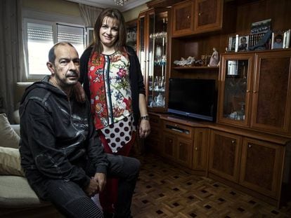 Luis Antón, hijo de Francisca Leo, y Carmen Valle en su casa de Madrid