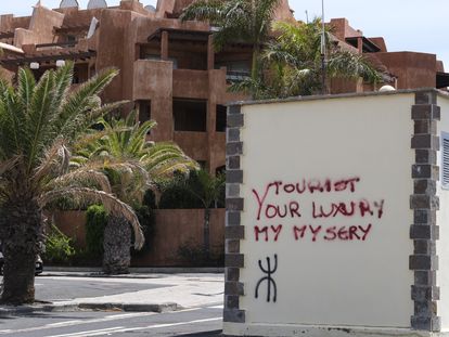 GRAFCAN7237. ARONA (TENERIFE) (ESPAÑA), 05/04/2024.- Pintada en Arona, uno de los principales municipios turísticos de Tenerife, en la que se lee en inglés: "Turista: tu lujo, mi miseria".