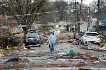 Los residentes de Bowling Green, Kentucky, observan los daños causados por el tornado. Hasta el momento, se han notificado más de 80 personas muertas durante la madrugada de este sábado.