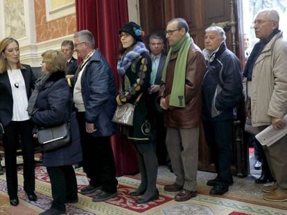 La presidenta del Congreso, Ana Pastor (izquierda), recibe a los primeros ciudadanos que acudieron a las vig&eacute;simas jornadas de Puertas Abiertas de la C&aacute;mara.