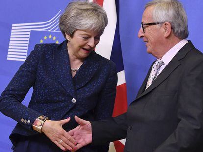 Juncker saluda a May el pasado noviembre en Bruselas.