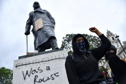 Pintada que dice “era un racista”, sobre el monumento de Winston Churchill en la plaza del Parlamento en Londres, este domingo.