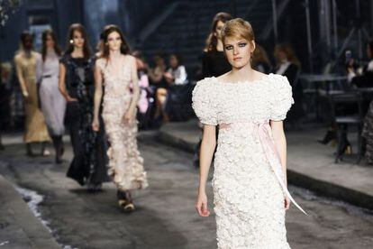 Varias modelos con creaciones de Lagerfeld para Chanel desfilan por los estudios Cinecittà.