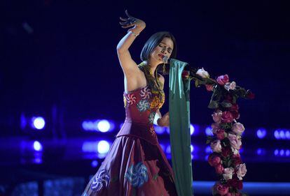 Ángela Aguilar, la nominada más joven, de 15 años, hija del cantante de rancheras, Pepe Aguilar, entona el himno mexicano 'La Llorona'. El escenario se vistió en ese momento de velas y flores en honor a la tradición mexicana.