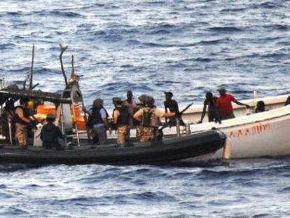 Soldados españoles auxilian a la embarcación somalí.