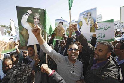Leales a Gadafi corean consignas a favor de su régimen, ayer en Trípoli