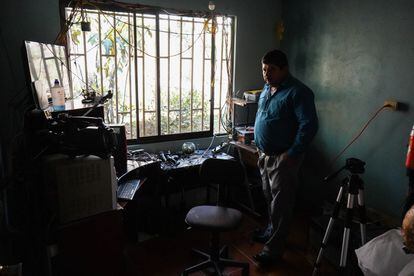 Eduardo Rojas, de 44 años, en el pequeño estudio que construyó en Salitre para producir su canal Native TV, la única emisora de la zona dedicada exclusivamente a divulgar y promocionar la cultura indígena. Recientemente, el canal se quedó sin financiación y dejó de emitir.