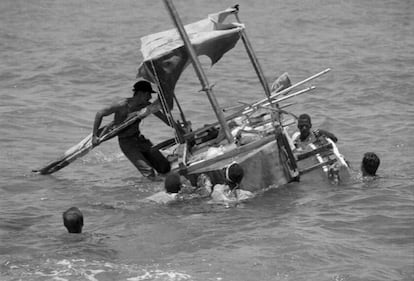 Un grupo de cubanos trata de estabilizar su balsa para llegar a Florida, cerca del puerto de Cojimar, el 24 de agosto de 1994. AP