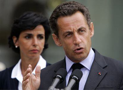 El presidente Sarkozy, en el momento de dirigirse a los medios para anunciar las medidas que impulsará para acabar con los crímenes sexuales. A su derecha, la ministra de Justicia, Rachida Dati.