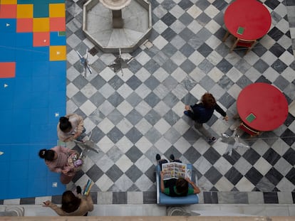 Varios alumnos en el patio de la biblioteca del colegio San Francisco de Paula de Sevilla.