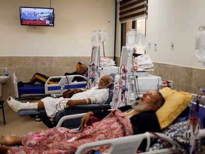 Tres pacientes con insuficiencia renal recibían hemodiálisis en el hospital Nasser, de Jan Yunis, en el sur de Gaza, el 15 de octubre.