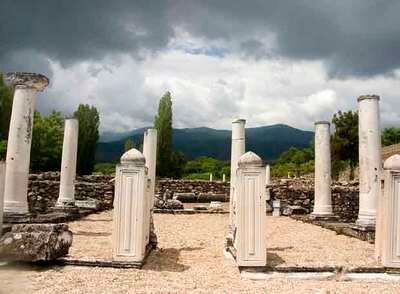 A un kilómetro de Bitola se sitúan estas ruinas de Heraclea, población fundada por Filipo II de Macedonia, padre de Alejandro Magno, en el siglo IV antes de Cristo.