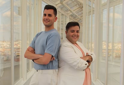 David Andújar (izquierda) y David Insua, creadores de 'Menudo cuadro', en los estudios de Cadena Ser en Gran Vía de Madrid.