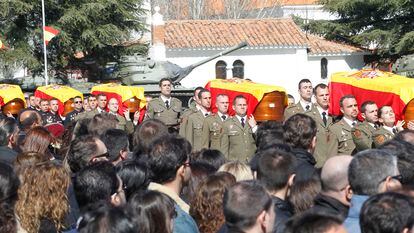 Funeral por los cinco militares muertos en un accidente con explosivos en Hoyo de Manzanares (Madrid), en febrero de 2011.