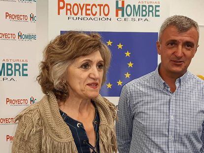 La ministra de Sanidad, María Luisa Carcedo, este lunes en Gijón junto al presidente de Proyecto Hombre, Julio Jonte.